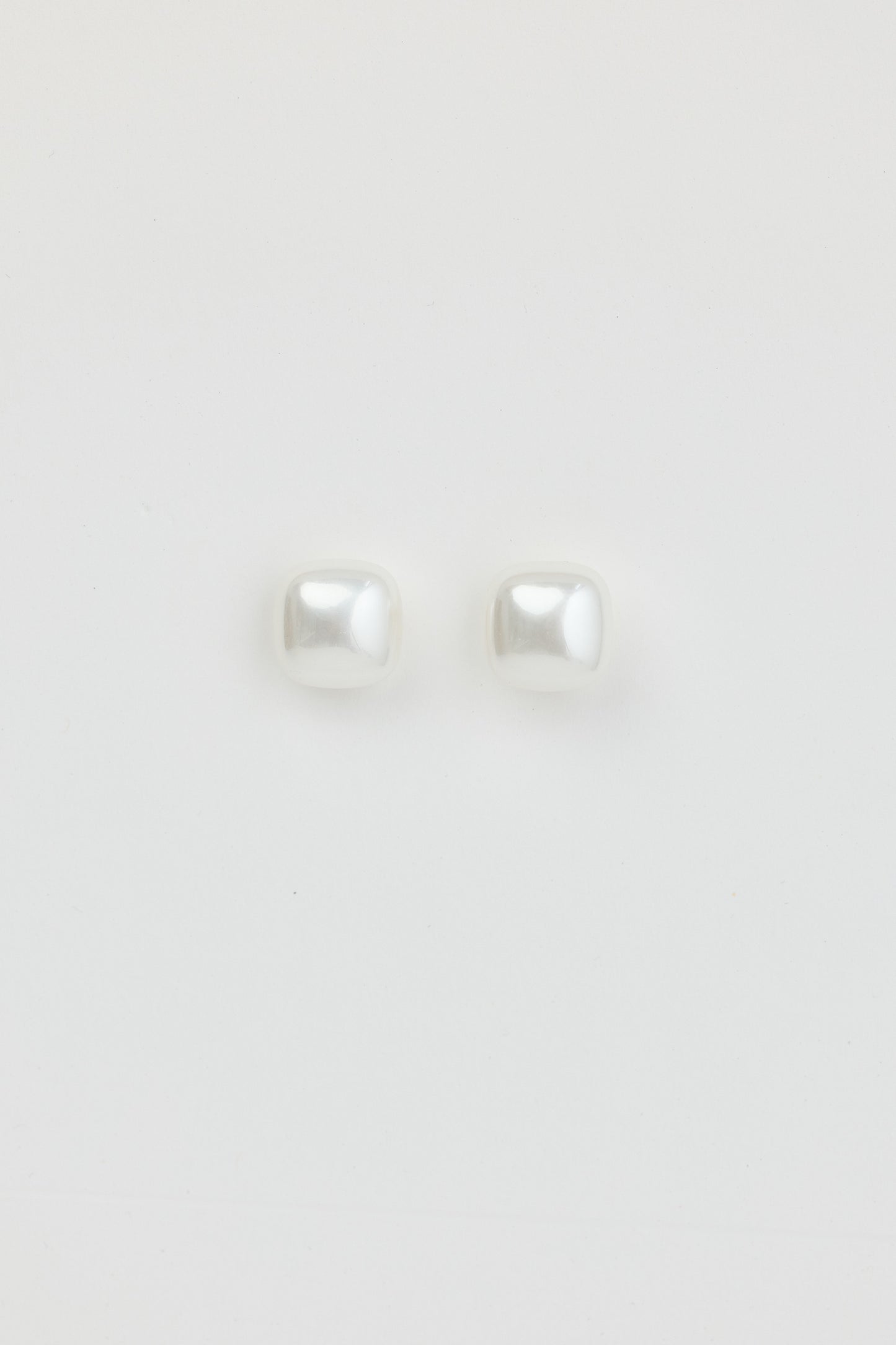 Coney Earrings (Pearl)