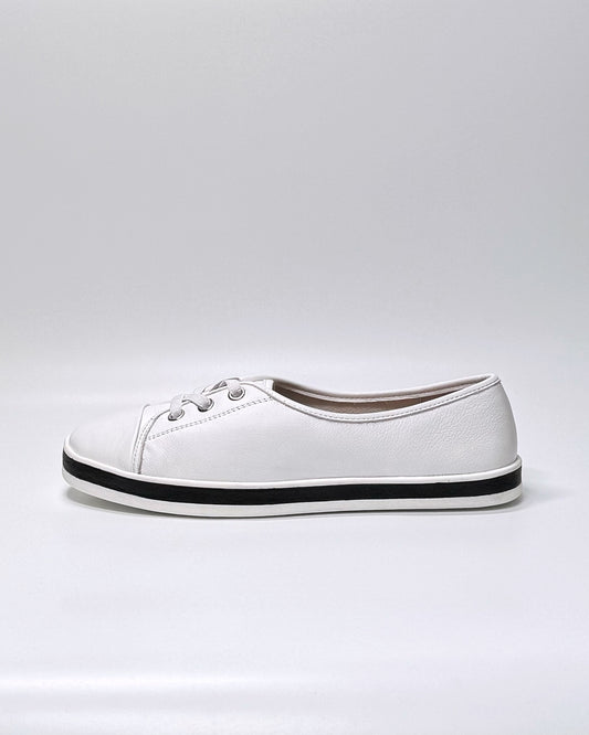 Augusts (White-Black)