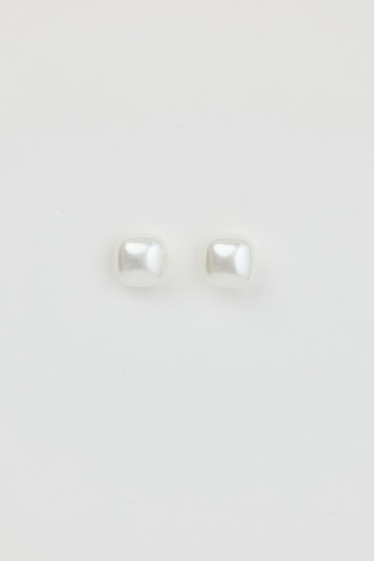 Coney Earrings (Pearl)