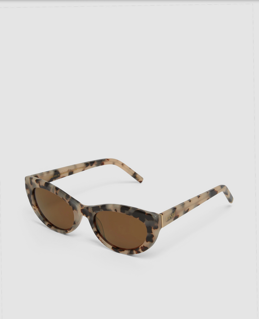 Banbé Eyewear Women's Estella Cat Eye Sunglasses in Blonde Tortoiseshell | Gretel Lane