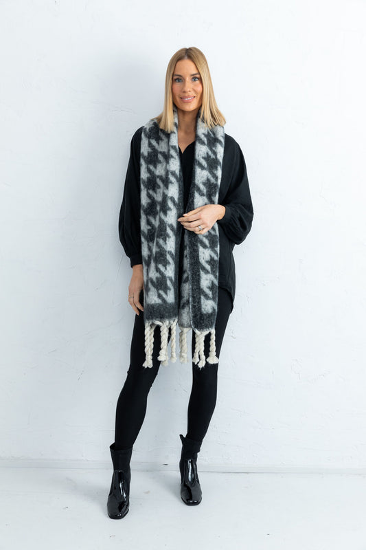 Bentleigh Scarf (Black + White Houndtooth)